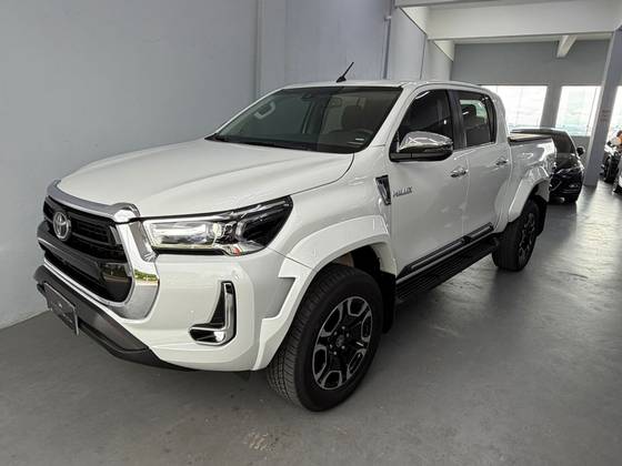 TOYOTA HILUX 2.8 D-4D TURBO DIESEL CD SRX PLUS 4X4 AUTOMÁTICO